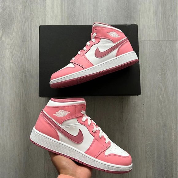 Air Jordan 1 (GS) Valentines Day - Picture 1 of 4